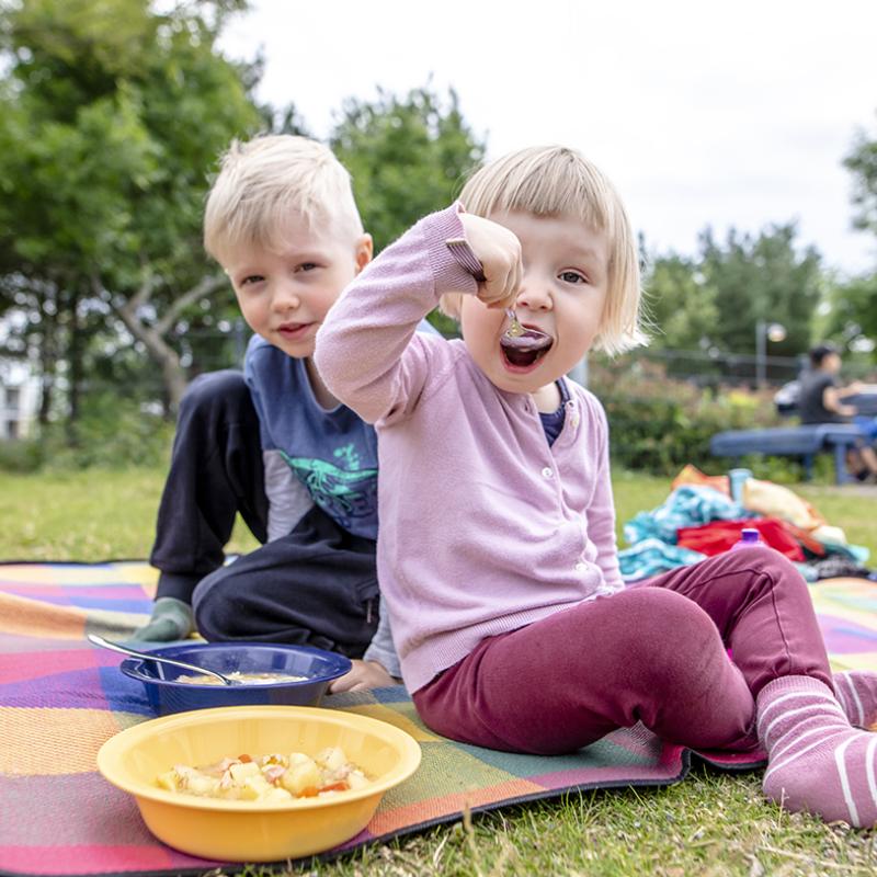 Barn äter i en lekpark i Helsingfors sommaren 2020.