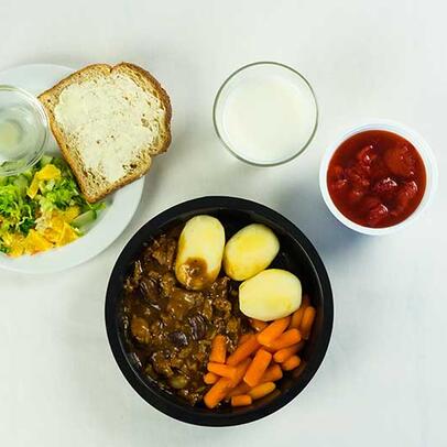 Kotiateria-annos, jota on täydennetty leivällä, levitteellä ja ruokajuomalla.