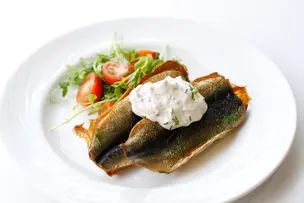 Strömmingfärsbiffar med råg och tillbehör