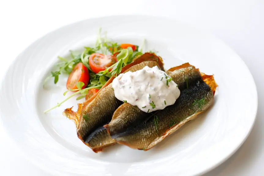 Strömmingfärsbiffar med råg och tillbehör