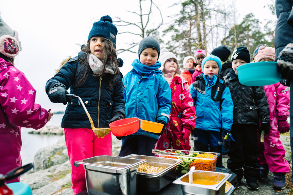 En måltid i en daghemsgrupp i rörelse.