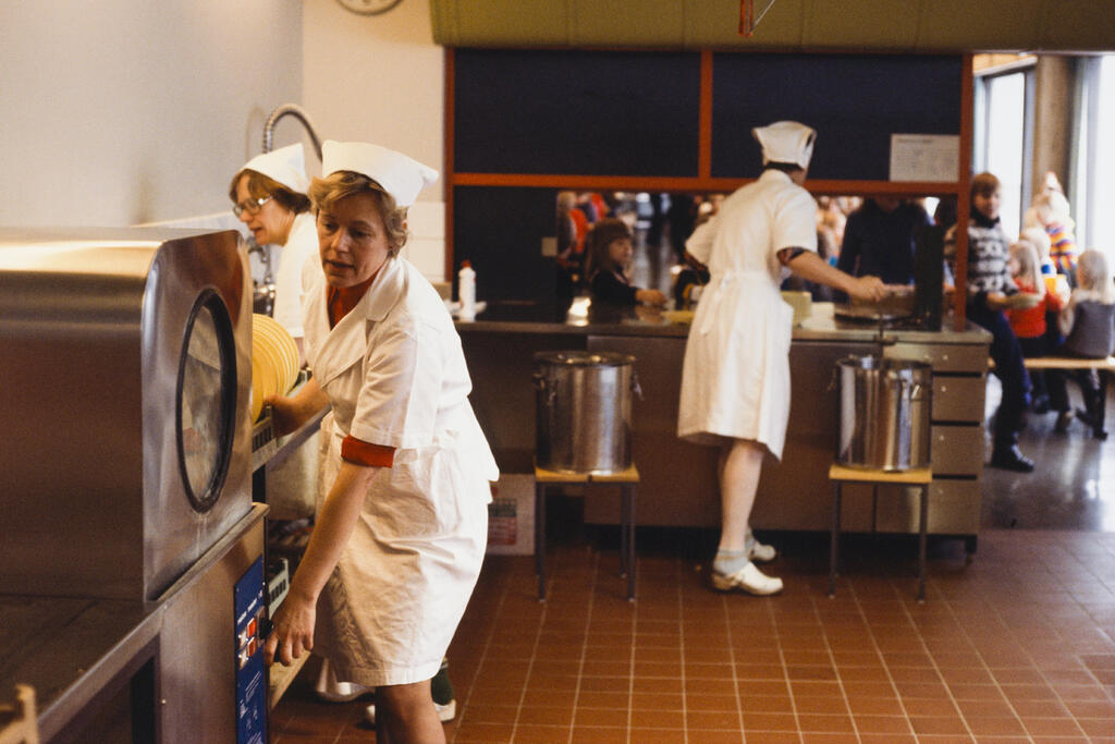 Skolans matserveringspersonal lagar mat omkring 1977.