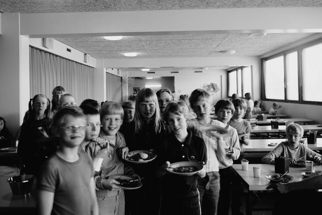 Pupils with their dinner plates in the school restaurant of Puotila primary school.