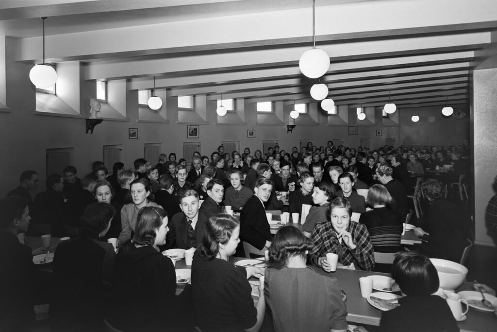 Elever som äter i matsalen i Tölö. 